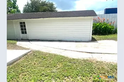 2405 Lone Tree Road, Victoria, TX 77901 - Photo 11