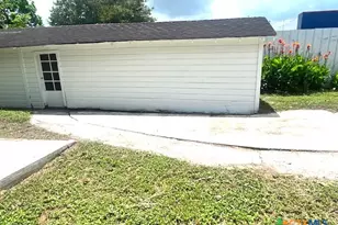 2405 Lone Tree Rd, Victoria, TX 77901 - Photo 11