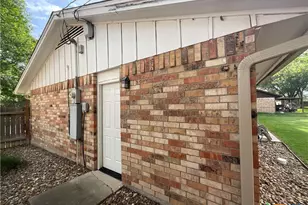 105 Kimberly Ln, Yoakum, TX 77995 - Photo 5