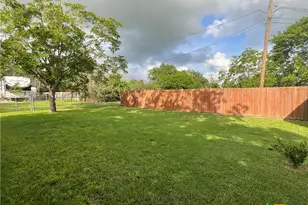 105 Kimberly Ln, Yoakum, TX 77995 - Photo 9