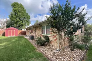 105 Kimberly Ln, Yoakum, TX 77995 - Photo 7