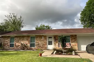 105 Kimberly Ln, Yoakum, TX 77995 - Photo 3