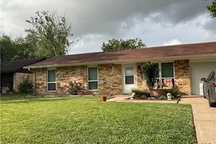 105 Kimberly Ln, Yoakum, TX 77995 - Photo 1