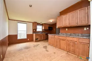 811 E Mesquite Ln, Victoria, TX 77901 - Photo 5