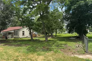 406 W French St, Cuero, TX 77954 - Photo 9
