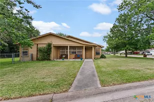 209 Sunset Dr, Edna, TX 77957 - Photo 1