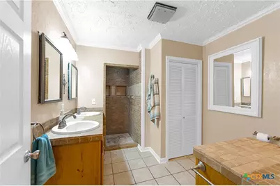 209 Sunset Drive, Edna, TX 77957 - Photo 9
