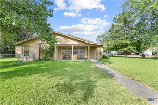 209 Sunset Dr, Edna, TX 77957 - Photo 1