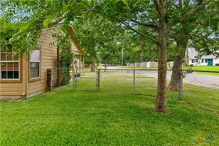 209 Sunset Dr, Edna, TX 77957 - Photo 31