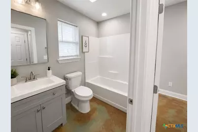 661 W Austin Street #Q, Luling, TX 78648 - Photo 5