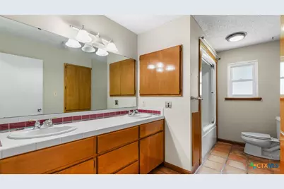 725 W Klingemann Street, New Braunfels, TX 78130 - Photo 15
