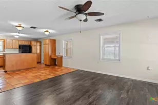 725 W Klingemann St, New Braunfels, TX 78130 - Photo 7