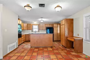 725 W Klingemann St, New Braunfels, TX 78130 - Photo 9