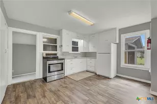105 E Huebinger St, Marion, TX 78124 - Photo 9