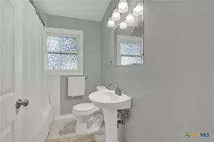 105 E Huebinger St, Marion, TX 78124 - Photo 15