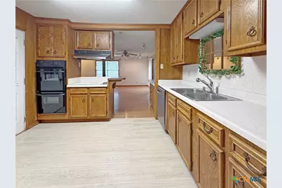 204 E Austin Street, Port Lavaca, TX 77979 - Photo 5