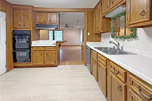 204 E Austin St, Port Lavaca, TX 77979 - Photo 5