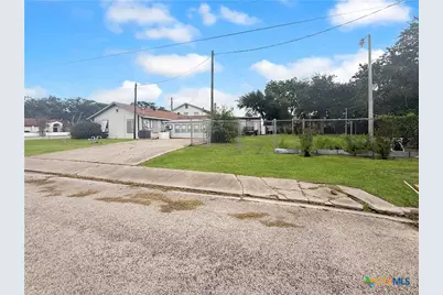 204 E Austin Street, Port Lavaca, TX 77979 - Photo 3