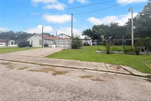 204 E Austin St, Port Lavaca, TX 77979 - Photo 3