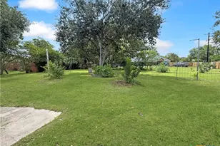 204 E Austin St, Port Lavaca, TX 77979 - Photo 11