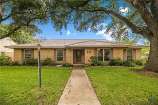 208 Berkshire Ln, Victoria, TX 77904 - Photo 1