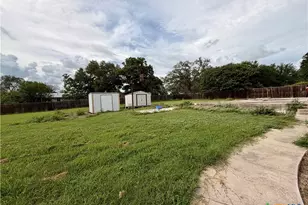 2011 Zint St, Gonzales, TX 78629 - Photo 31