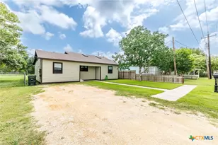 606 E Prairie St, Cuero, TX 77954 - Photo 3