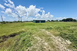 422 N Quailrun Ave, Port Lavaca, TX 77979 - Photo 3
