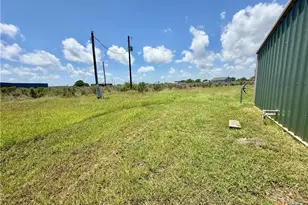 422 N Quailrun Ave, Port Lavaca, TX 77979 - Photo 5