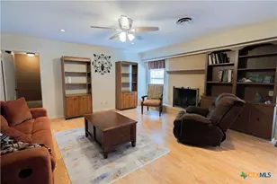 301 Berkshire Ln, Victoria, TX 77904 - Photo 5