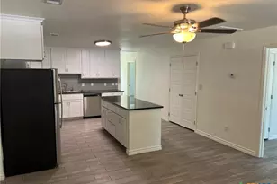 909 E 3rd St, Lampasas, TX 76550 - Photo 3