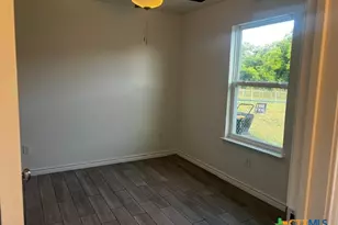 909 E 3rd St, Lampasas, TX 76550 - Photo 11