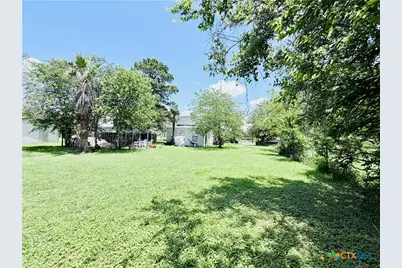 409 N Avenue D, Waelder, TX 78959 - Photo 7