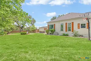 605 E Donegan St, Seguin, TX 78155 - Photo 31