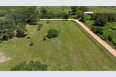 201 Elwood Street, Yoakum, TX 77995 - Photo 3