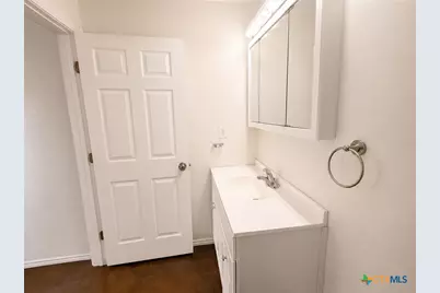 661 W Austin Street #D, Luling, TX 78648 - Photo 5