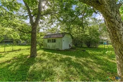 401 Kerr Street, Edna, TX 77957 - Photo 17