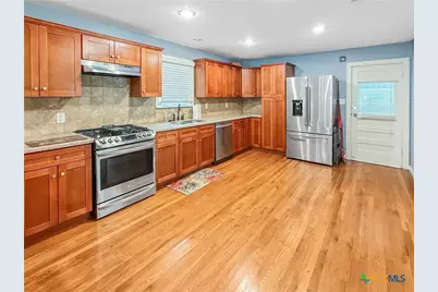 1195 W Coll Street, New Braunfels, TX 78130 - Photo 9