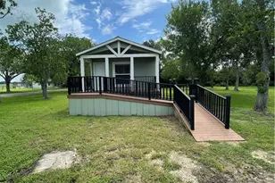 908 N Colorado St, Edna, TX 77957 - Photo 5