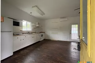 1017 W Nueces St, Victoria, TX 77901 - Photo 3