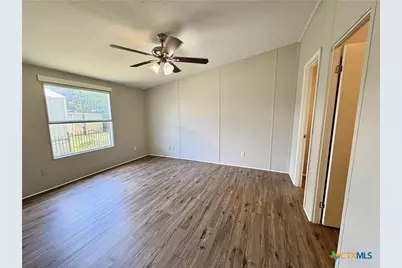 319 E Zipp Road, New Braunfels, TX 78130 - Photo 11