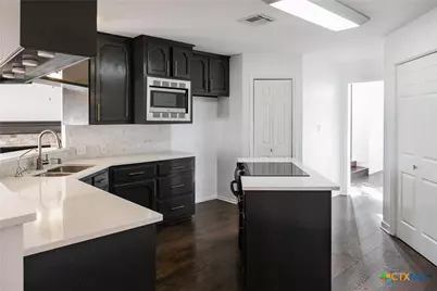 207 Champions Row, Victoria, TX 77904 - Photo 11