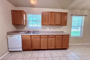 1035 Helen Dr, New Braunfels, TX 78130 - Photo 5