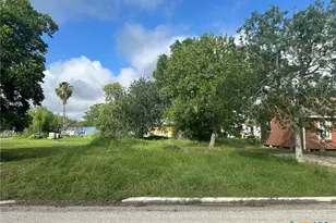 719 S Benavides St, Port Lavaca, TX 77979 - Photo 1