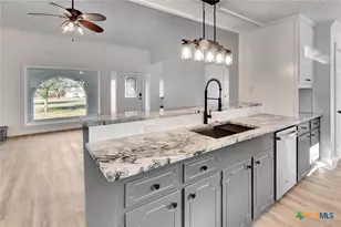 445 Lakeshore Dr, Victoria, TX 77905 - Photo 7