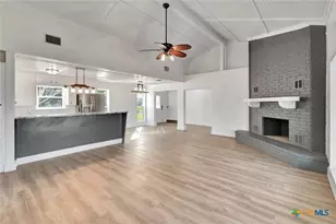 445 Lakeshore Dr, Victoria, TX 77905 - Photo 3
