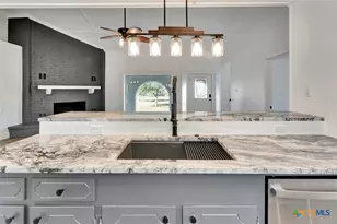 445 Lakeshore Dr, Victoria, TX 77905 - Photo 9