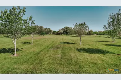 413 West Oaks Drive, Victoria, TX 77905 - Photo 25