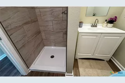 808 E 6th Street, Nixon, TX 78140 - Photo 21