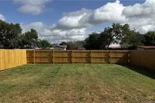 808 E 6th St, Nixon, TX 78140 - Photo 29